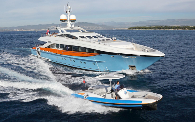 AURELIA 122_feet Heesen 2011