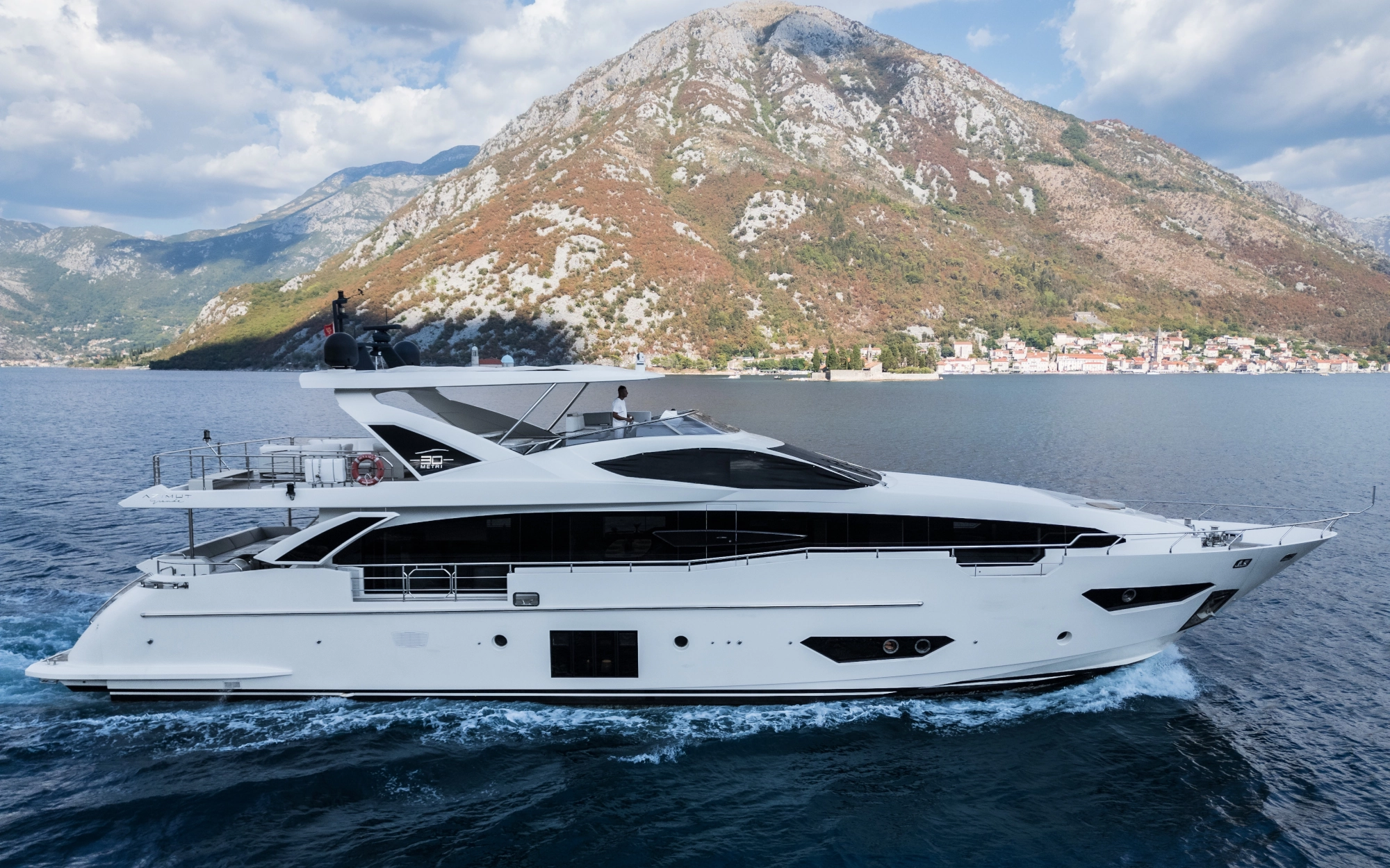 Bijou I 30m 98' Azimut 2018 by Denison Yachting