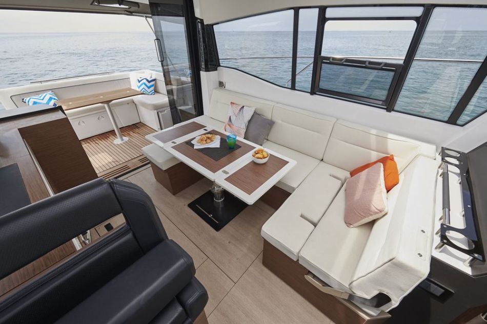 Jeanneau yachts new nc37 main salon