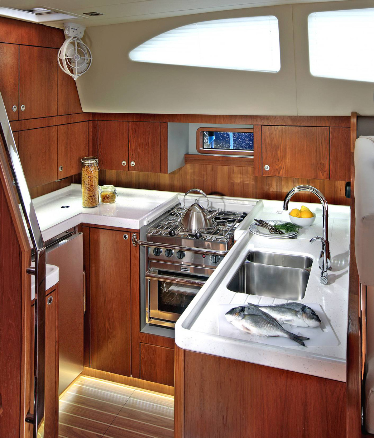 discovery-yachts-southerly-480 galley